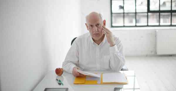 AI绘画的帅气男生二次元人物（男生头像冷酷帅气二次元）